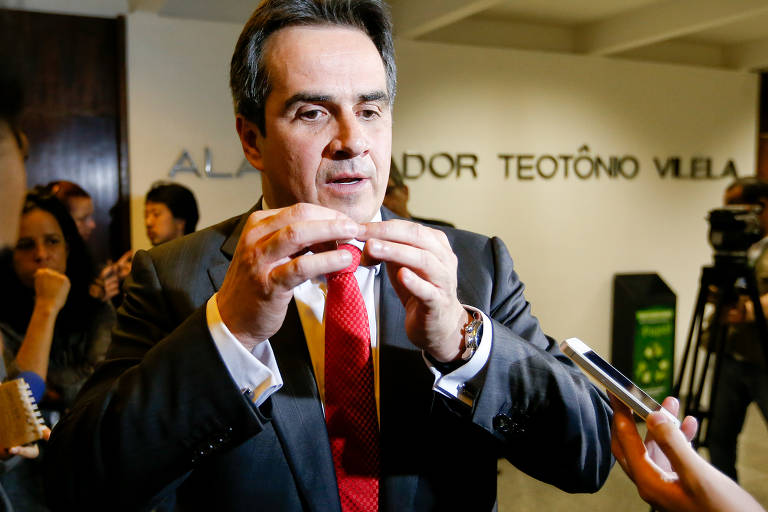 O senador Ciro Nogueira (PP-PI) conversa com jornalistas em frente ao seu gabinete no Senado. Ele negou às denúncias envolvendo seu nome na operação Lava Jato