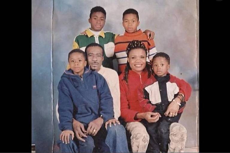 Os pais de Giannis Antetokounmpo com seus quatro filhos
