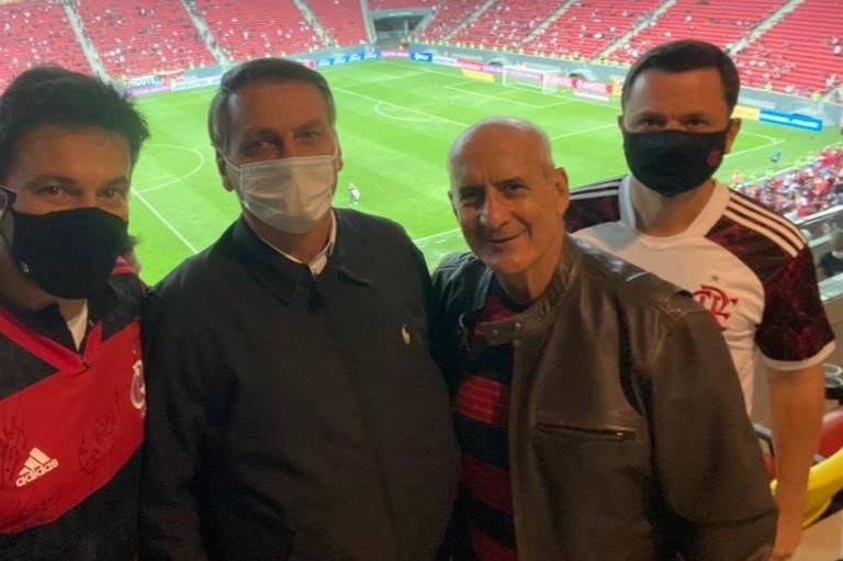 Trocado pelo centrão, general Ramos vai a estádio e divulga foto com Bolsonaro