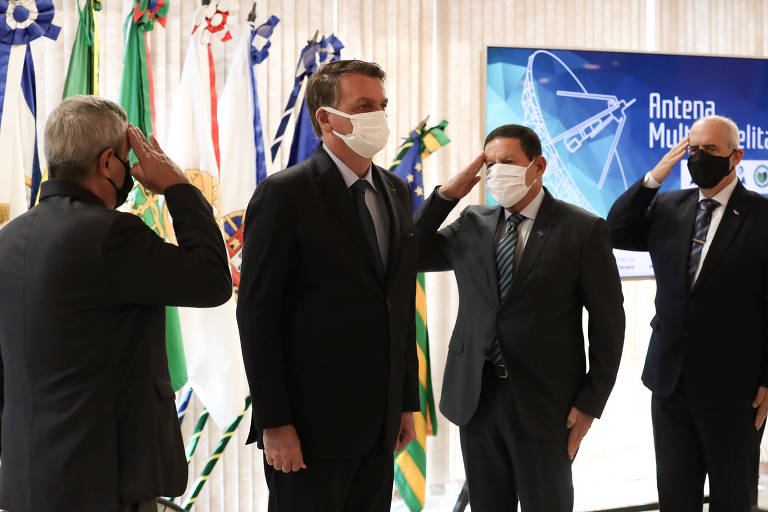 O presidente Jair Bolsonaro, o vice Hamilton Mourão e os ministros Braga Netto (à esq.) e Luiz Eduardo Ramos (à dir.), em evento no Ministério da Defesa 

