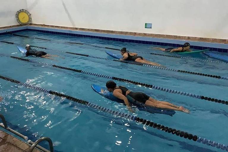 Aula em uma das unidades do Surfa-Sampa, que faz aulas de surfe na piscina