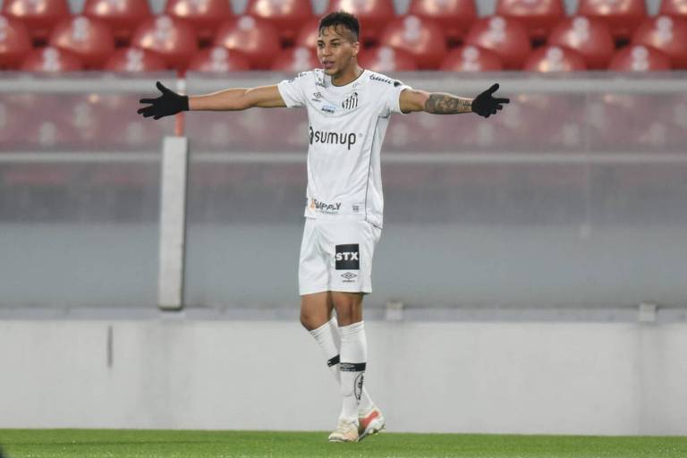 Atacante Kaio Jorge comemora gol do Santos sobre o Indepediente

