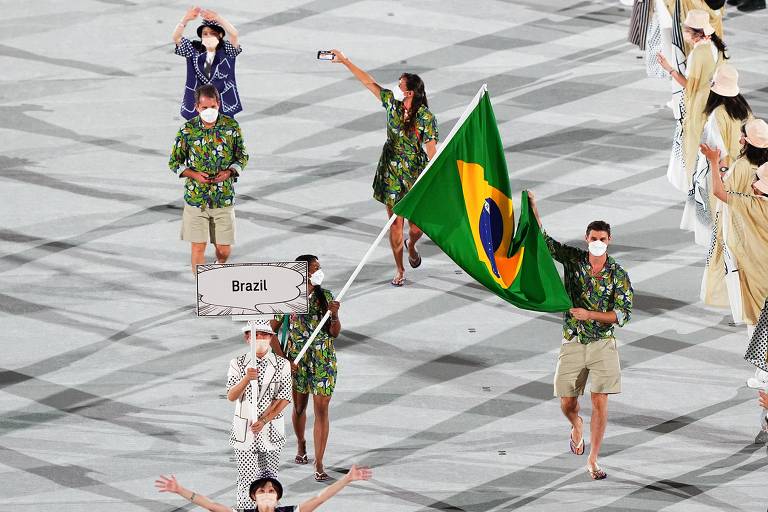 Delegação brasileira com a bandeira do país na cerimônia de abertura das Olimpíadas de Tóquio