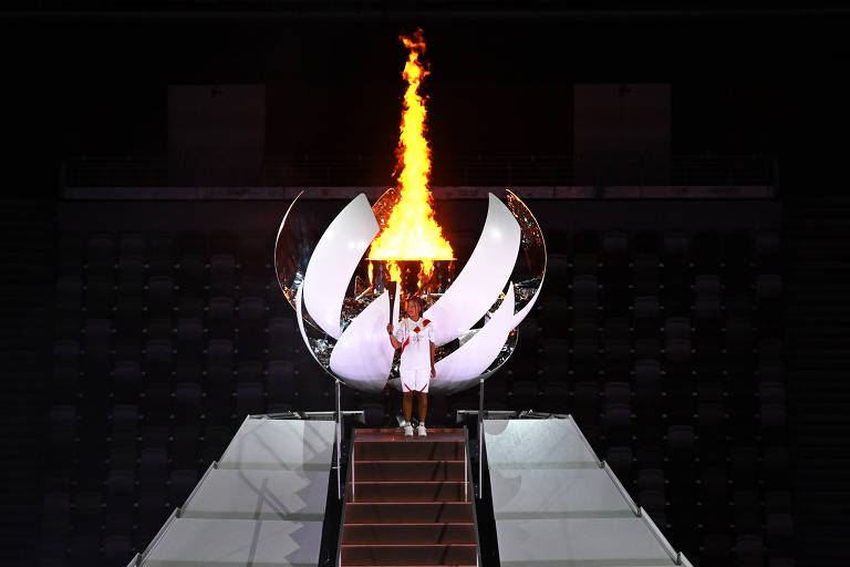 Naomi Osaka acende a pira olímpica