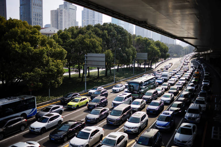 Carros parados em trânsito de Xangai, na China