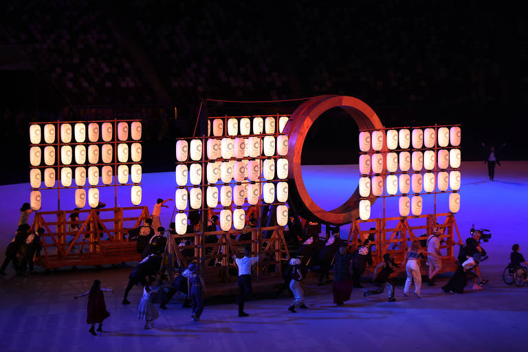 Performance artística durante a cerimônia de abertura das Olimpíadas, no Estádio Olímpico de Tóquio