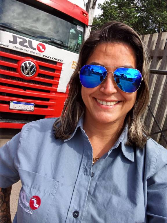 mulher de óculos de sol em frente a um caminhão da JSL