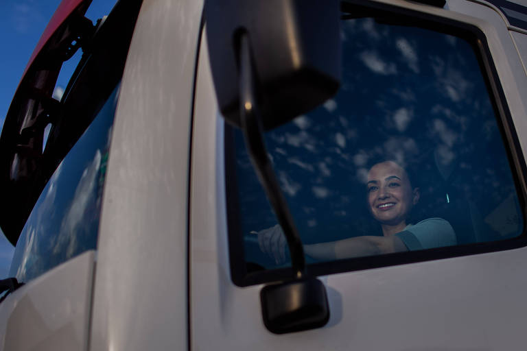 Retrato de Vânia Santos de Barros Silva, 38, que era uma das poucas mulheres contratadas pela JSL Logística em 2021, quando a foto foi tirada. Vânia dirigia caminhão e empilhadeira há quatro anos. Em nível nacional, as mulheres representam 0,5% dos profissionais ao volante nas estradas. 