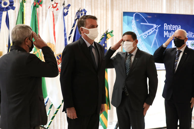O presidente Jair Bolsonaro durante a Cerimônia de inauguração da Antena de Recepção Multissatelital, ao lado do vice-presidente Hamilton Mourao e o ministro da Defesa, Walter Braga Netto