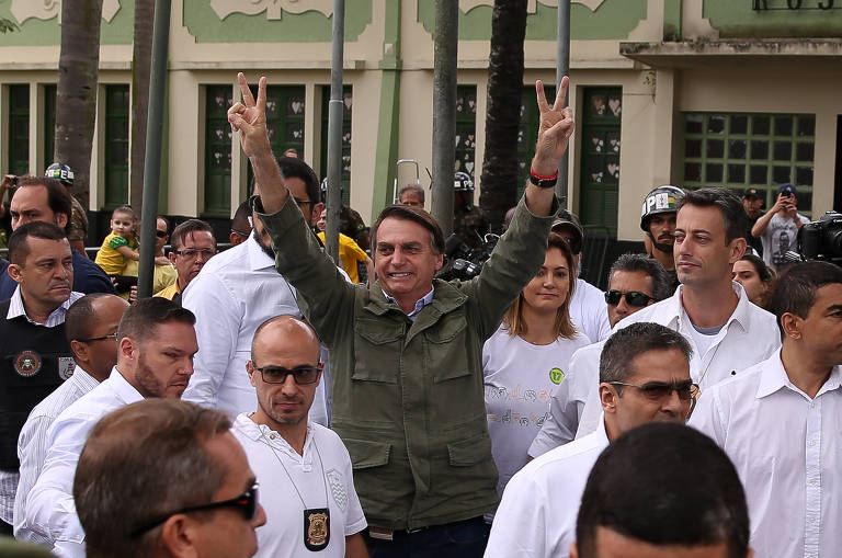 "Qual é a nossa proposta? É indicar as pessoas certas para os ministérios certos. Por isso, nós não integramos o centrão, tão pouco estamos na esquerda de sempre", disse Bolsonaro, em propaganda política antes de assumir a Presidência