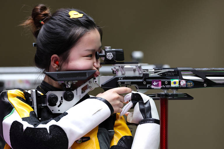 Yang Qian, da China, ouro no tiro esportivo, em ação