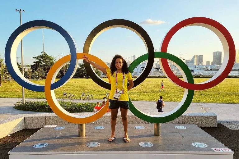 A brasileira Fabiana da Silva, que disputa o badminton nas Olimpíadas de Tóquio, posa com os anéis olímpicos