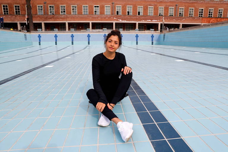 Yusra Mardini em uma piscina vazia no parque olímpico de Berlim, na Alemanha