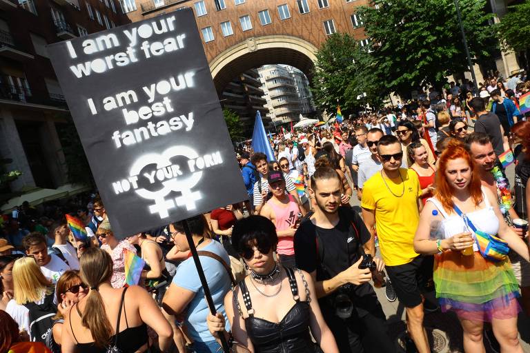 Parada reúne milhares na Hungria contra lei anti-LGBT