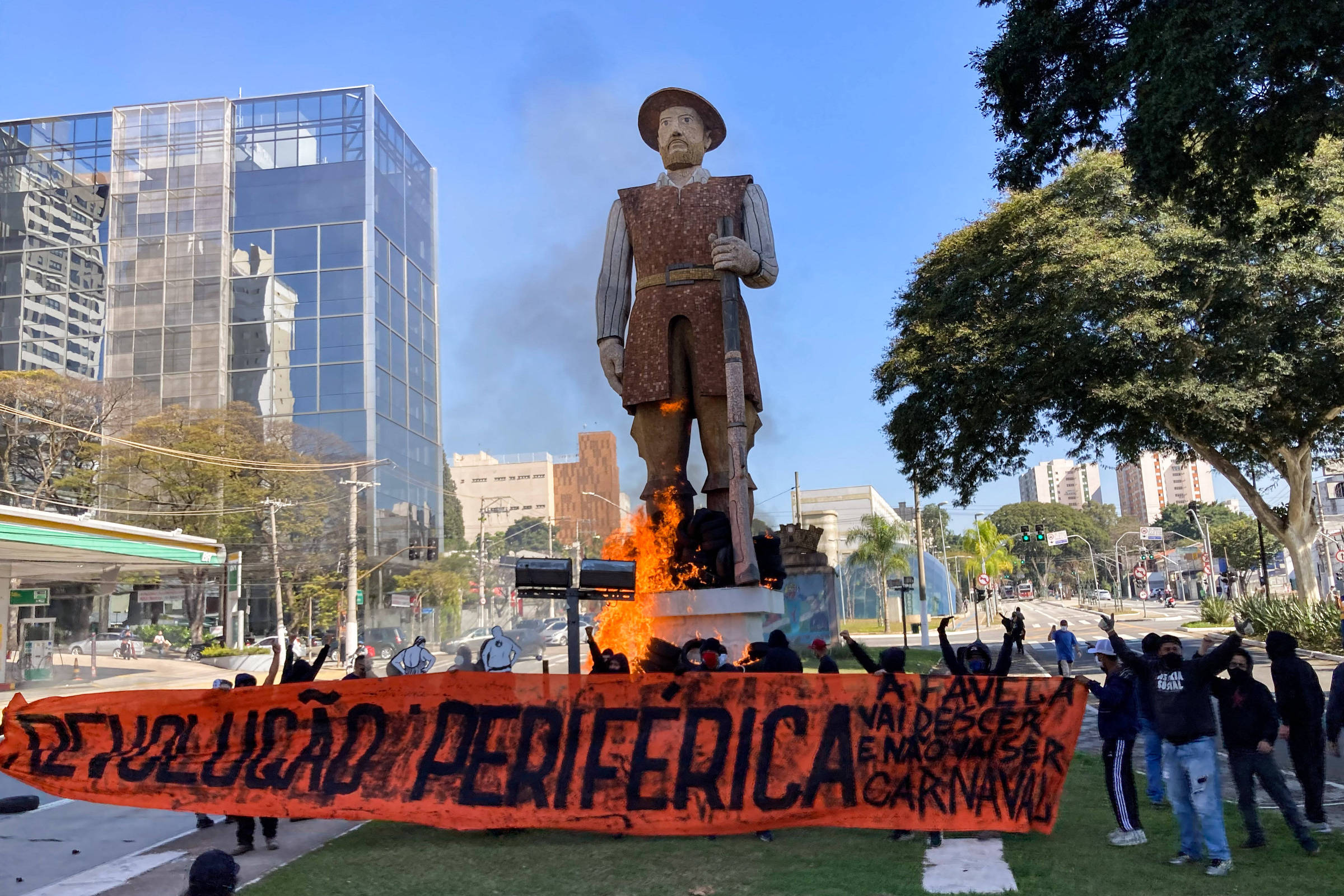 Estátua dedicada a Borba Gato é incendiada em São Paulo, Curiosidades