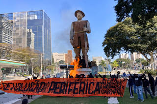 Estátua do bandeirante Borba Gato, em São Paulo, é incendiada