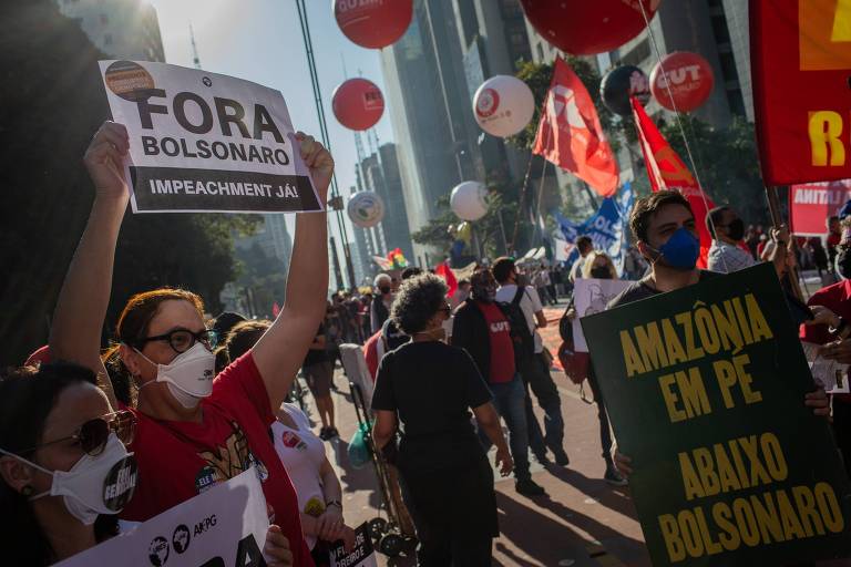 Manifestantes durante ato contra o ex-presidente Jair Bolsonaro (PL), na avenida Paulista, em São Paulo, pedem seu afastamento, citando o comportamento do então mandatário na pandemia de Covid-19, o aumento da pobreza e os índices de desmatamento na Amazônia