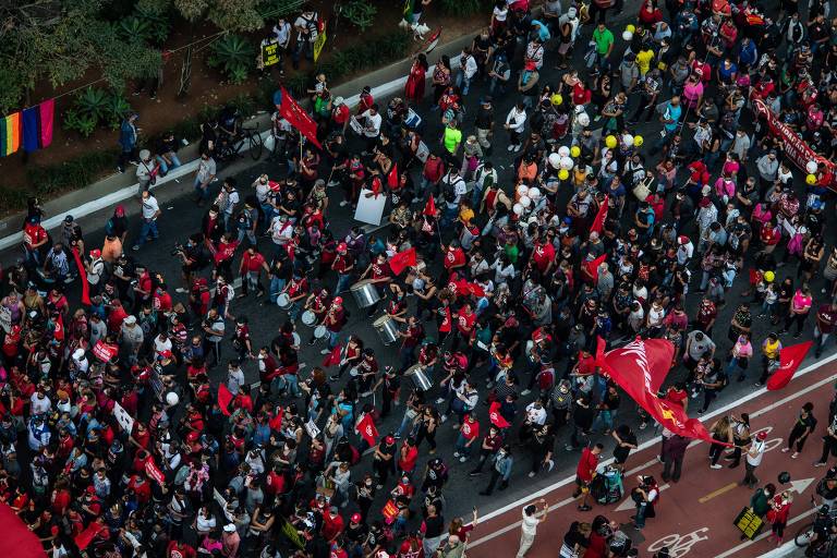 Manifestantes voltam às ruas de São Paulo pedindo o impeachment do presidente Jair Bolsonaro