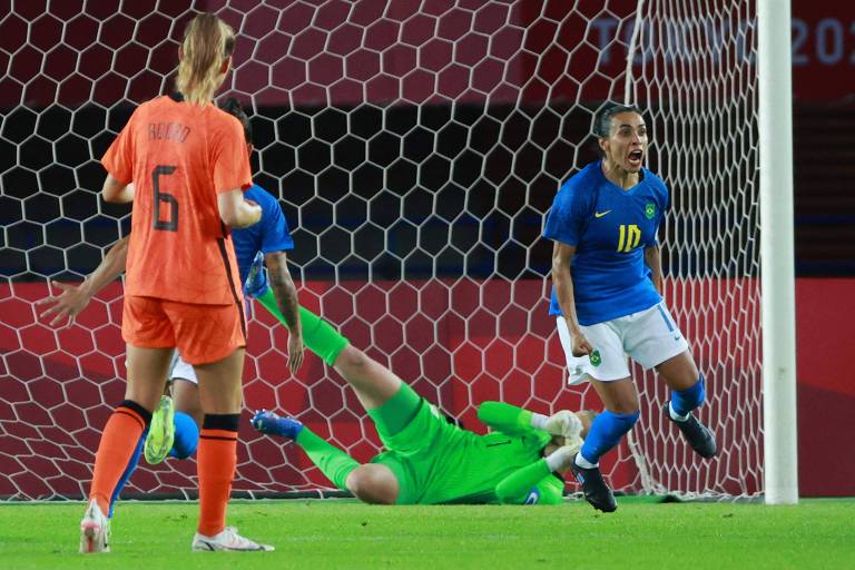 Marta comemora o seu gol, de pênalti, contra a Holanda; foi o terceiro gol da camisa 10 nas Olimpíadas