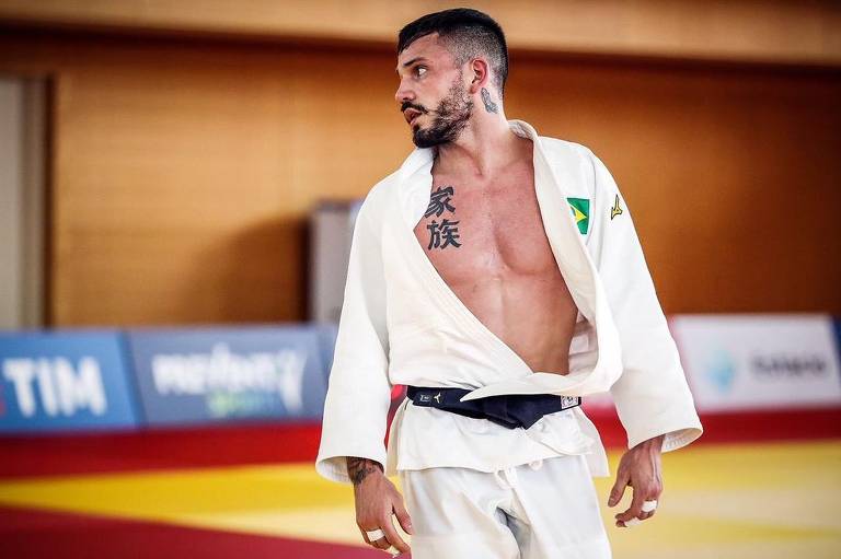 O judoca Daniel Cargnin com quimono aberto e tatuagem no peito