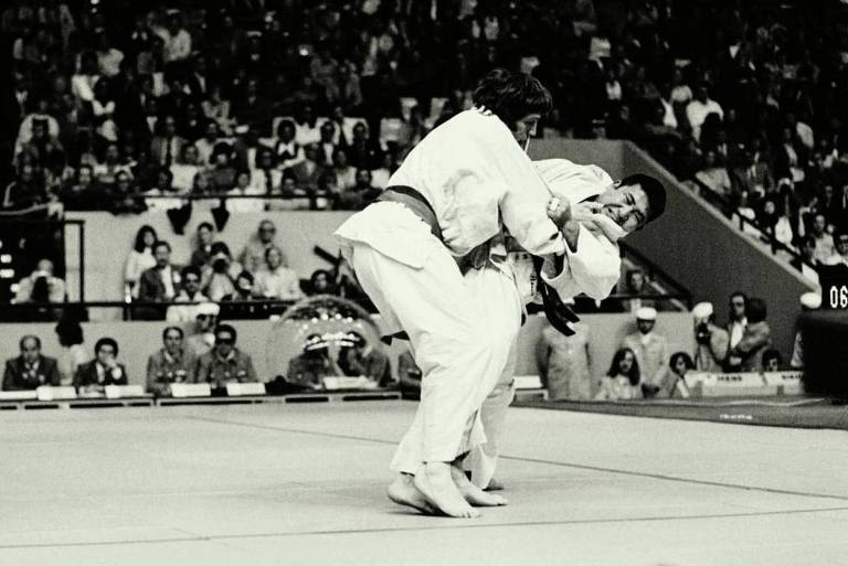 Chiaki Ishii (à dir.) tenta pegada durante luta nas Olimpíadas de Munique, em 1972
