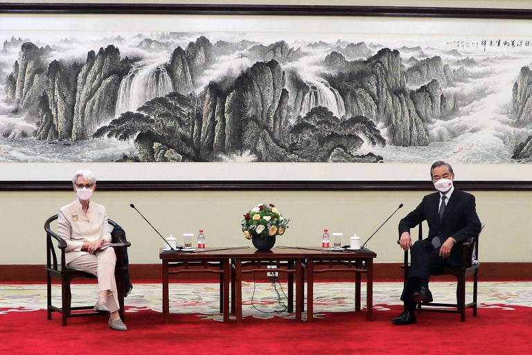 A secretária assistente de Estado dos EUA, Wendy Sherman, em encontro com o ministro das Relações Exteriores da China, Wang Yi, em Tianjin