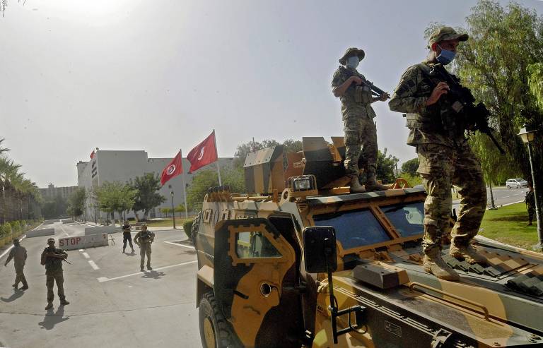 Militares e manifestantes vão às ruas após suspensão do Parlamento na Tunísia em 2021