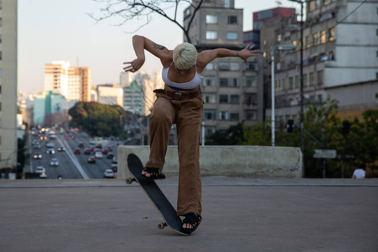 Pessoas andam de skate na Praça Roosevelt, na capital paulista