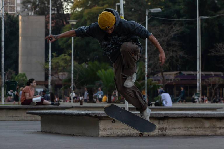 Pessoas andam de skate na Praça Roosevelt, na capital paulista