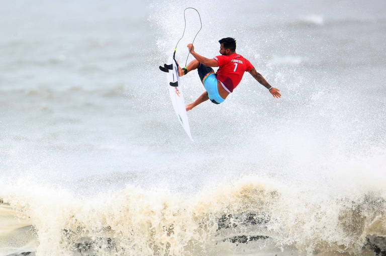 Italo Ferreira conquista medalha de ouro na estreia do surfe nas Olimpíadas
