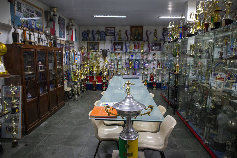 A sala de troféus mostra a história campeã do Santa Marina, tradicional clube de Várzea da cidade da zona oeste de São Paulo 