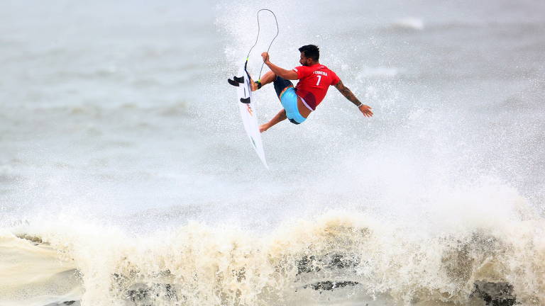 Italo Ferreira conquista medalha de ouro na estreia do surfe nas Olimpíadas