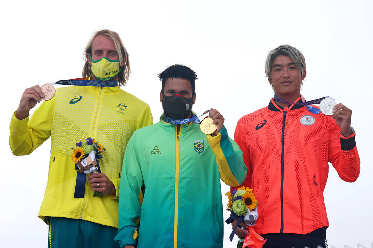 Italo Ferreira conquista medalha de ouro na estreia do surfe nas Olimpíadas