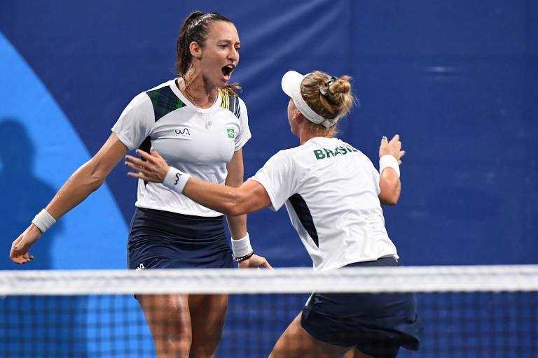 Luisa Stefani sofre lesão e abandona semi do US Open em cadeira de rodas