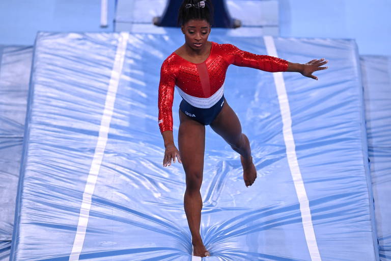 Simone Biles deu apenas um salto nas finais da ginástica nesta terça (27)