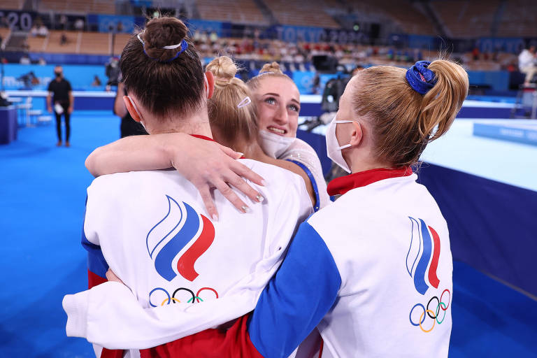 Ginastas do Comitê Olímpico Russo celebram vitória na final por equipes