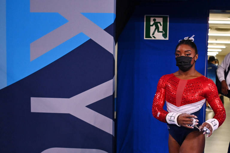 Simone Biles abandonou a disputa da final por equipes da ginástica e não garantiu participação na individual