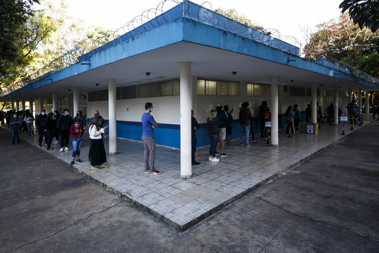 Início de vacinação de jovens de 29 anos conta com filas nos postos de saúde de São Paulo