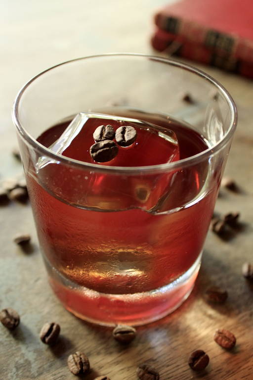 Boulevardier Café, do Negroni, leva bourbon, que é infusionado em grãos de café por 12 horas, e vermute tinto