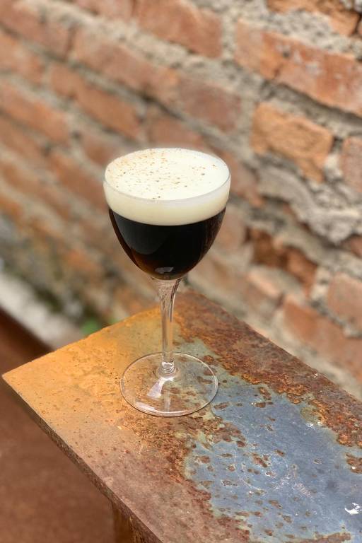 Irish Coffee, drinque do Viggar Bar: uísque, café, demerara e creme de leite batido