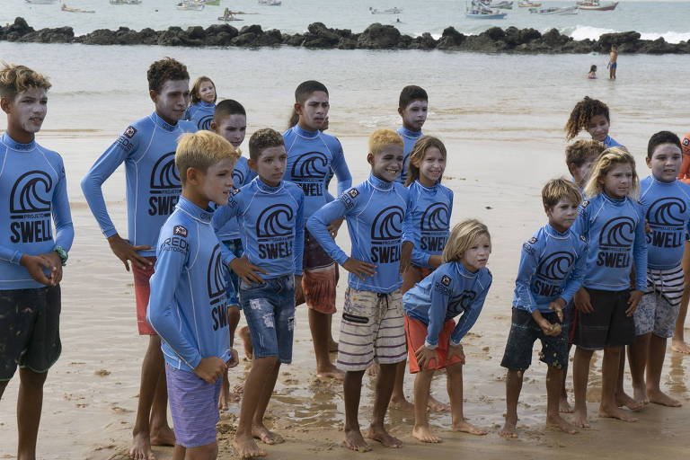 Crianças e adolescentes do Projeto Swell durante aula de surfe em Baía Formosa