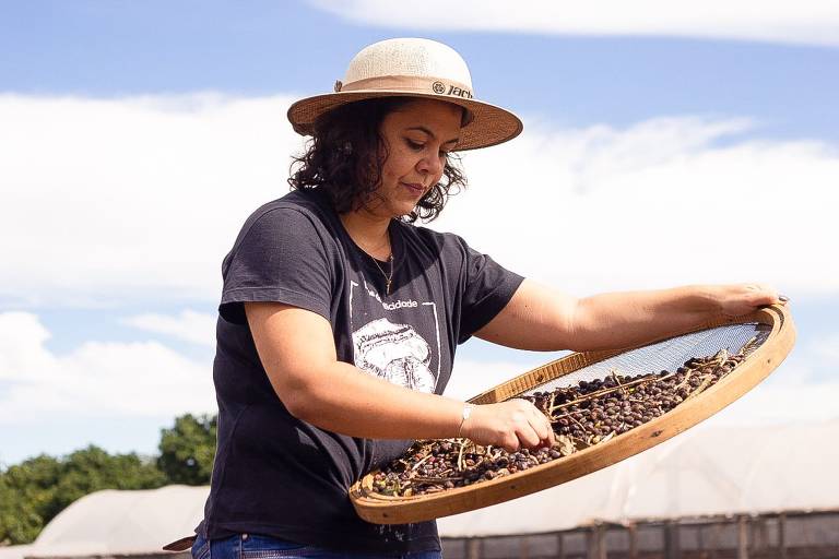 Após se formar jornalista, Bruna Malta voltou ao campo para produzir café especial
