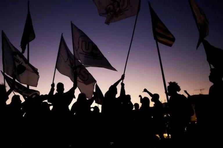 Protesto contra o presidente Jair Bolsonaro em Brasília, em junho; 72% dos brasileiros disseram em pesquisa acreditar que a sociedade do país está "falida"