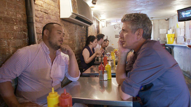 David Chang e Anthony Bourdain em cenas  do documentário "Roadrunner", do Anthony Bourdain