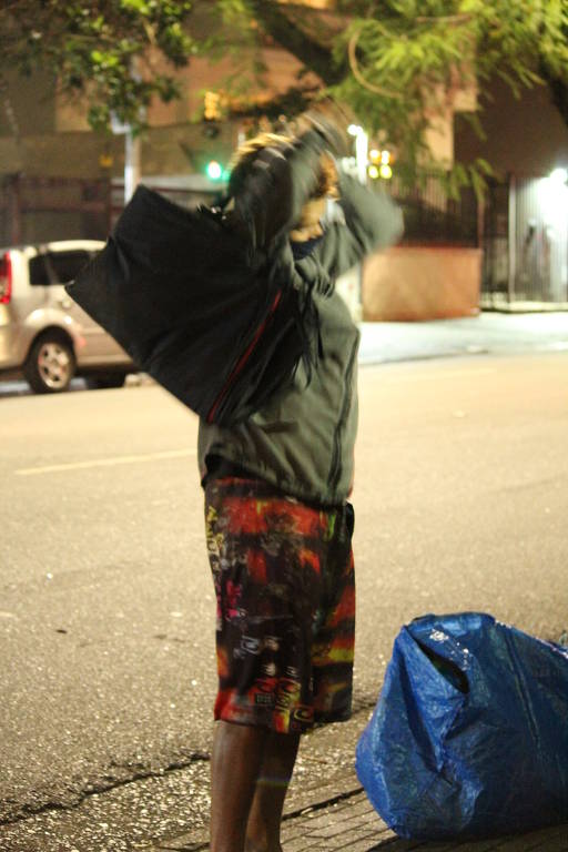 Distribuição de sacos para dormir confeccionados pelo projeto Casulo Pra Rua