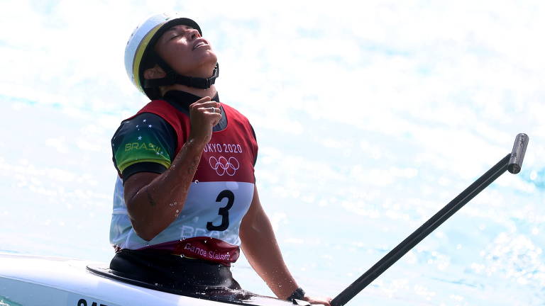 A brasileira Ana Sátila comemora após avançar à final na canoagem slalom C1, nas Olimpíadas de Tóquio