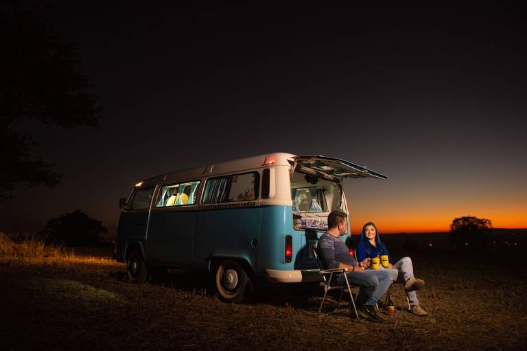 Eles compraram uma Kombi e a equiparam com cama, fogão, geladeira e chuveiro. Tudo custou aproximadamente R$ 50 mil