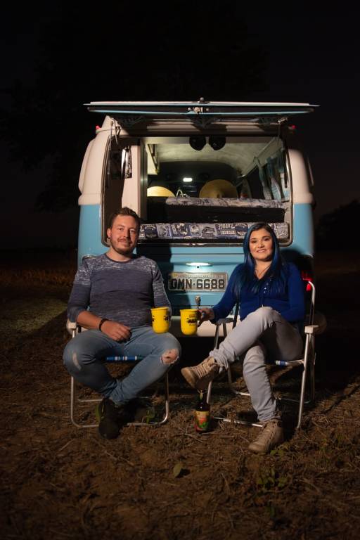 O casal Veronica e Willian Kraft descansa próximo a motorhome durante viagem