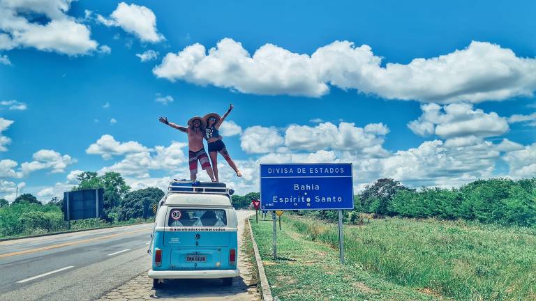 O casal Veronica e Willian Kraft posa para foto durante viagem em motorhome