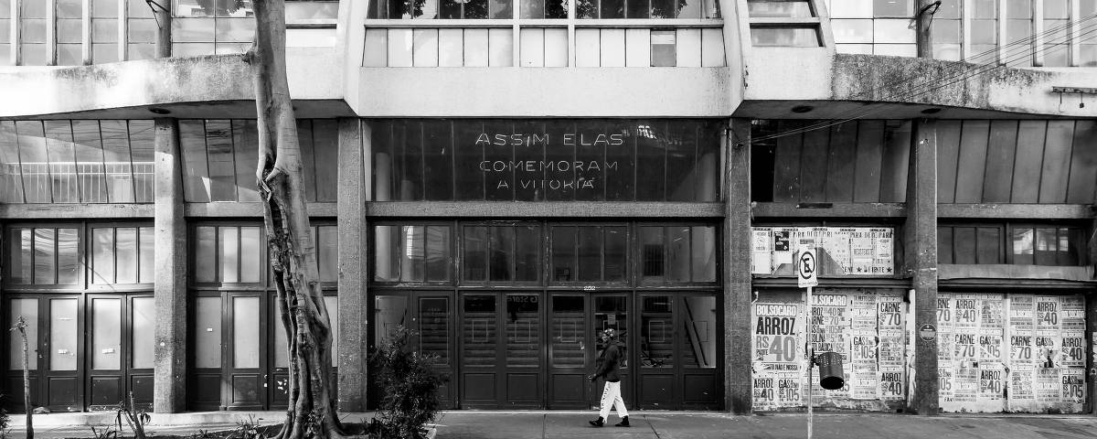 SAO PAULO, SP, BRASIL.- 22.07.2021 - Especial de bairros do Guia. Ensaio fotográfico das ruas do Bom Retiro e Luz. Comercio e movimentação de pessoas na região. Casa do Povo na rua Tres Rios - (foto: Rubens Cavallari/Folhapress, GUIA)